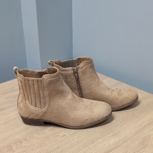 NWOT Nordstrom Tan Suede Jayda Ankle Booties.